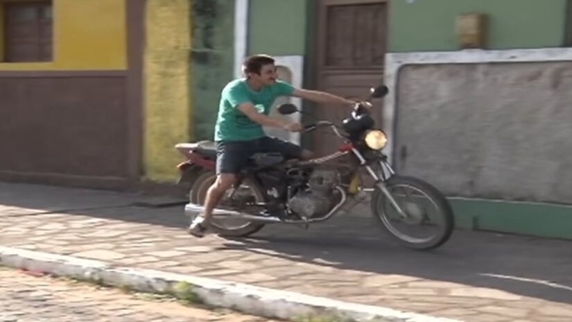 Graças ao apoio dos moradores locais, que doavam aparelhos eletrônicos antigos, ele conseguiu desenvolver diversos projetos, sendo o mais famoso a moto movida a água. Foto: Reprodução/Youtube/Idolindo