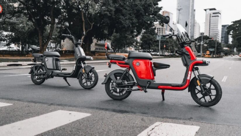 A Bee S1 é um modelo estilo scooter que também conta com pedais.