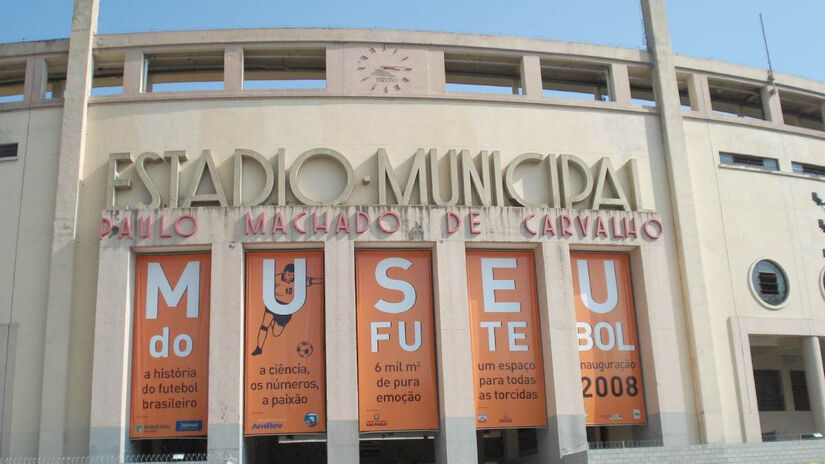 O Museu do Futebol é um espaço voltado para os amantes do esporte verem sua história e curiosidades, seja do futebol brasileiro ou mundial. Entre as atrações, o visitante tem acesso a uma sequência de experiências visuais e sonoras que mostram um pouco da história do esporte - (Wikimedia Commons)