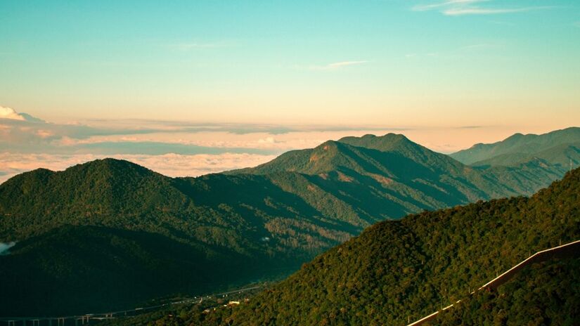 O Caminhos do Mar oferece uma experiência única e inesquecível em meio à natureza exuberante da Mata Atlântica, com locais cheios de significado histórico, vistas espetaculares e atividades físicas, recreativas e educacionais - (Divulgação/Caminhos do Mar)