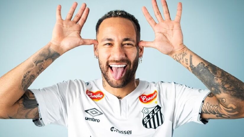 Neymar, que agora vestirá a camisa 10 e se notabilizou vestindo a 11 do Peixe, estreou com a camisa 7, em 2009, e de lá para cá, muita coisa mudou - (Divulgação/Santos)