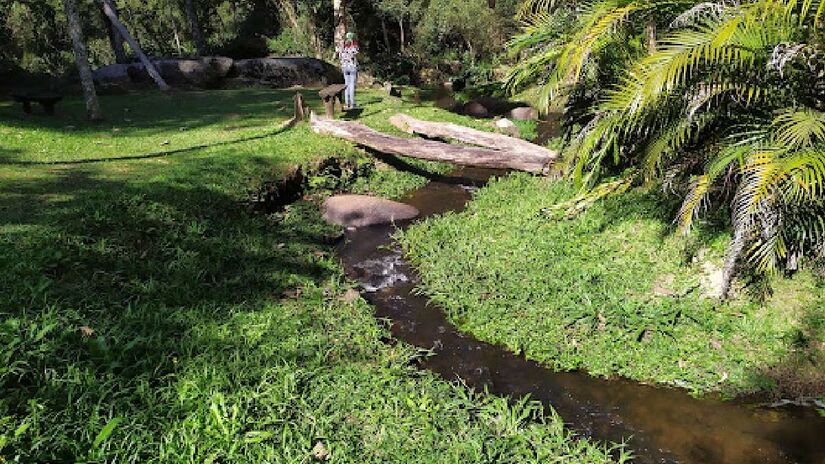 Visitantes também passarão por clareiras, rochas, árvores enormes e por diversas vezes sobre o Rio Engordador, que forma as quedas d'água.
Foto: Divulgação