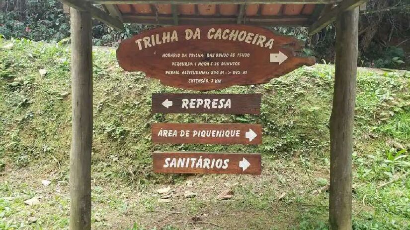 Trilha circular de cerca de três quilômetros cruza diversas vezes o ribeirão do Engordador.
Foto: Divulgação/Eu Fui Blog
