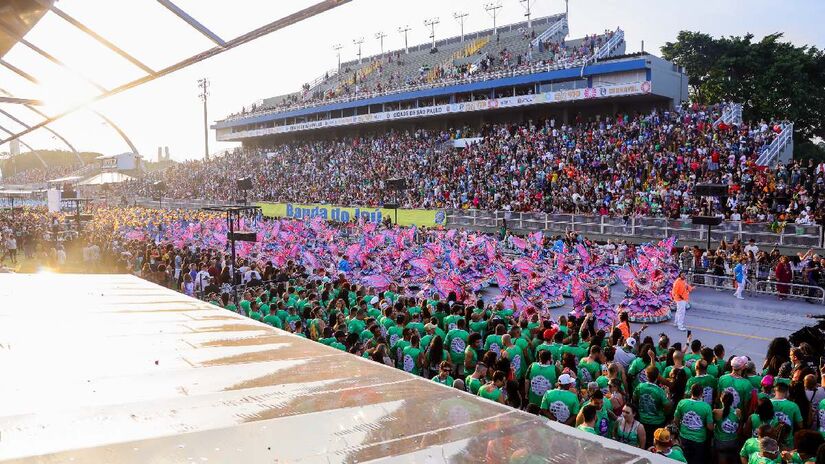 Carnaval se aproxima e o período é marcado por desfiles de blocos e escolas de samba.