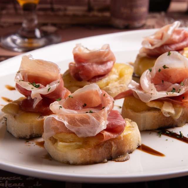 Canapés de brie e presunto de parma à Phillipe Coutinho/Divulgação