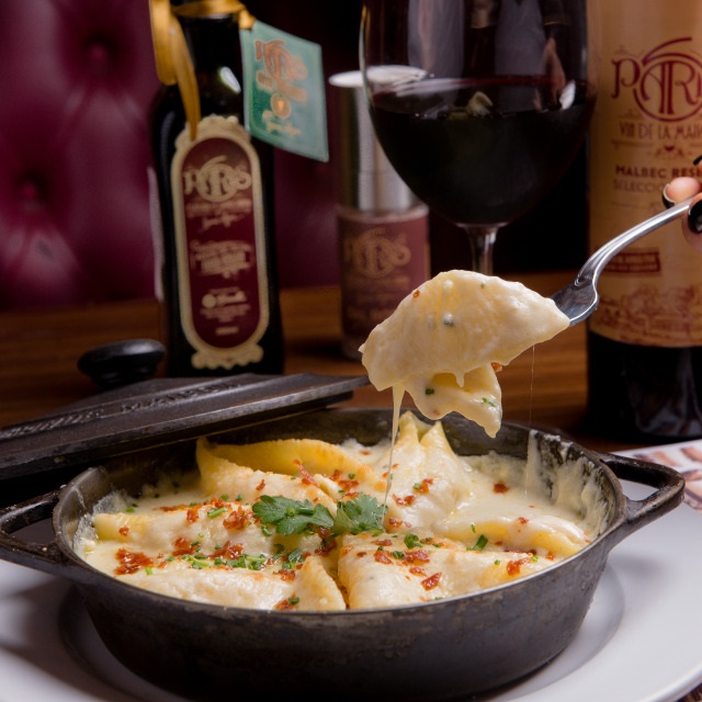 Conchiglione de brie au quatre fromages à Raphael Veiga/Divulgação