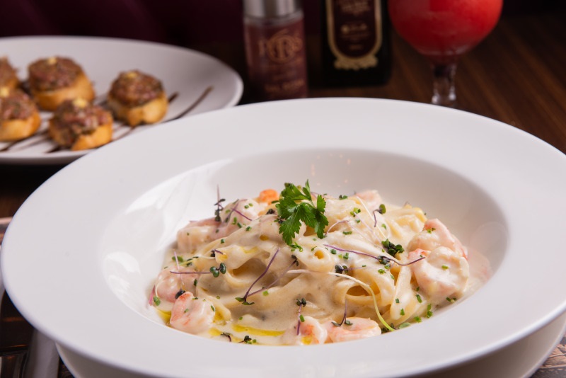 Fettuccine aux quatre fromages et crevettes à Rodrigo Góes/Divulgação