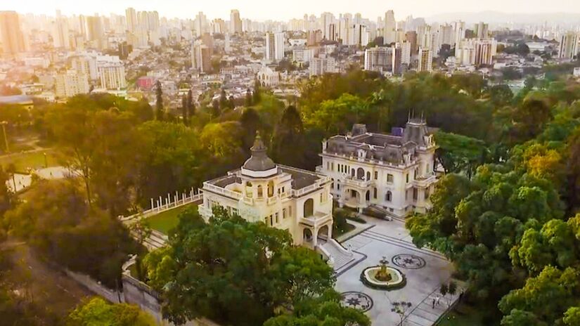 O nome Palácio dos Cedros vem do seu belo jardim. Cedros são árvores típicas do Líbano, país de origem dos Jafet.  (Foto: Reprodução/Youtube)