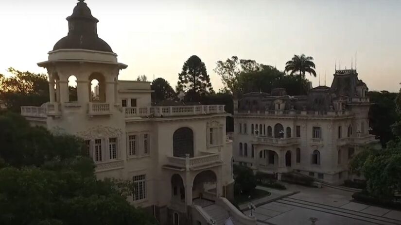 Hoje, o palácio é palco de eventos, como casamentos e festas. Sua beleza continua encantando os visitantes.  (Foto: Reprodução/Youtube)