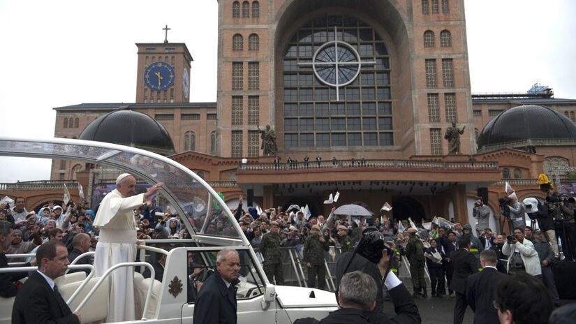 Papa desfila em papamóvel no Santuário Nacional de Aparecida (Imagem: Marcelo Camargo/Agência Brasil)