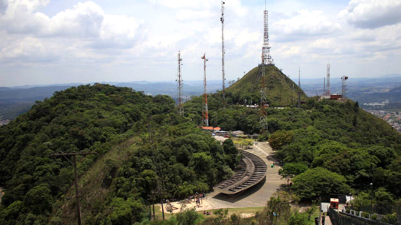 Parque Estadual do Jaraguá: Abrigo do Pico do Jaraguá, ponto mais alto de São Paulo, o parque é outro ponto ideal para recarregar as energias. Com trilhas em meio à natureza, ar puro e uma vista deslumbrante, é neste local que você consegue esquecer das dores de cabeça urbanas - (Petala Lopes/Folhapress)