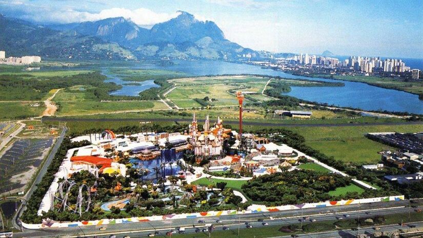 Inaugurado em 1998, o Terra Encantada prometia ser um dos maiores parques temáticos do Brasil, mas enfrentou problemas desde o início. Foto: Divulgação/Facebook