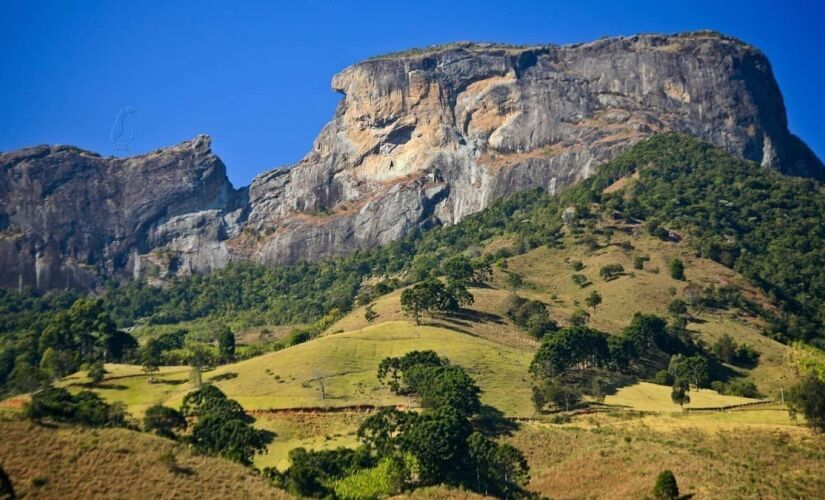 São Bento de Sapucaí: Na região da Serra da Mantiqueira, a 185 quilômetros da capital paulista, São Bento de Sapucaí ganhou fama como a "Toscana brasileira". O título se deve a delícias como vinhos, queijos, cervejas e azeites. Um dos pontos mais visitados pelos turistas é a Pedra do Baú - (Reprodução/Facebook)