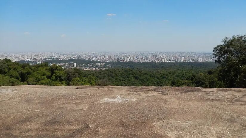 O Mirante da Pedra proporciona vista panorâmica na trilha da Pedra Grande - (Divulgação/Governo do Estado de São Paulo) 

