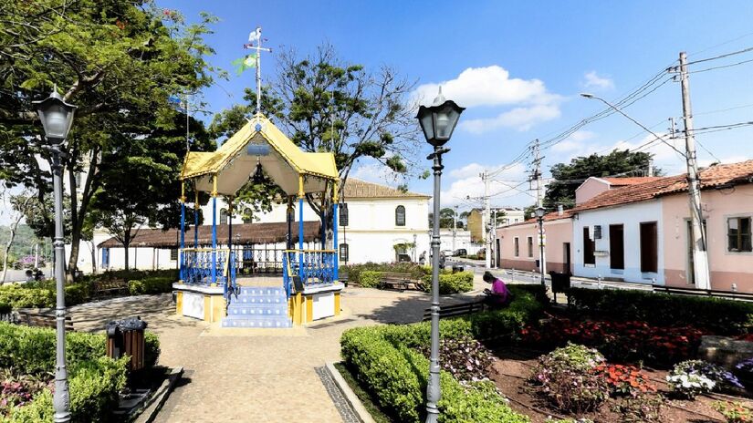 A praça principal é a 14 de novembro, com uma aparência charmosa, que permite aos visitantes repousarem em contato com a natureza e colocarem o papo em dia. Ao redor da praça, há ainda restaurantes e bares para matar a fome e sede de todos - (Reprodução/Prefeitura Santana de Parnaíba)