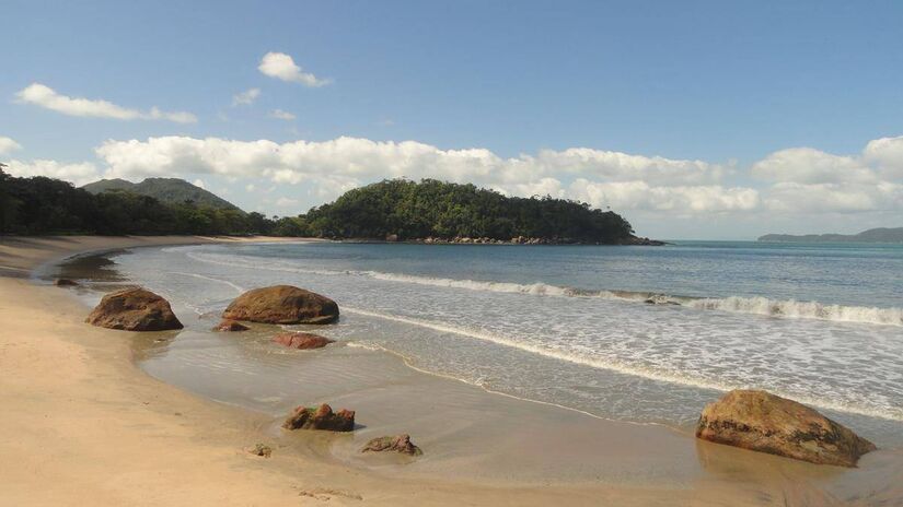 Com costeiras rochosas e um mar calmo, a praia Domingos Dias conta com uma faixa de areia de 400 metros.
Foto: Divulgação/PMU