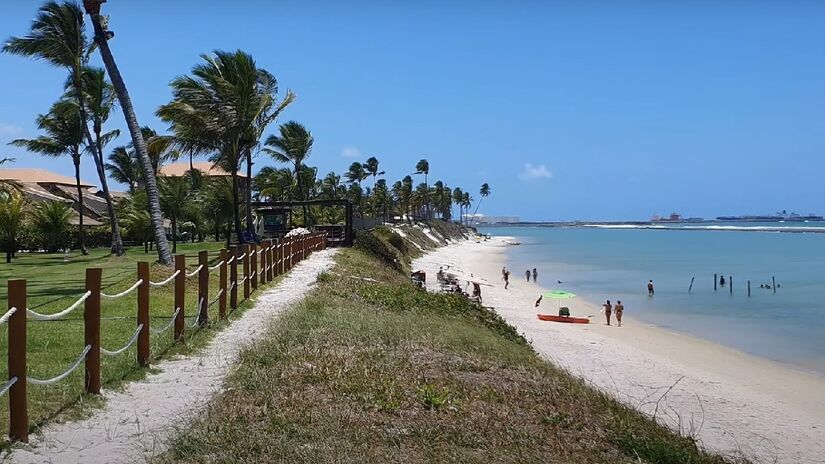 A localização é tão boa que os melhores resorts e hotéis da região estão próximos da Praia de Muro Alto, a apenas 15 minutos da vila de Porto de Galinhas, em Ipojuca - (Reprodução/Youtube)