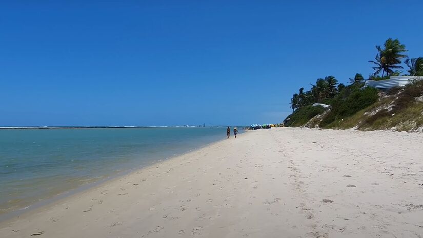 O litoral sul de Pernambuco, mais precisamente na cidade de Porto de Galinhas, abriga a praia de Muro Alto, que é considerada uma das 25 melhores praias do mundo - (Reprodução/Youtube)