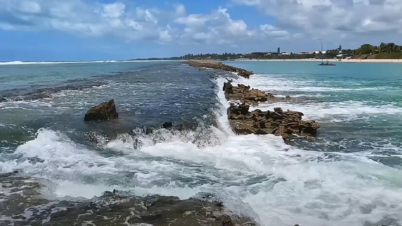 O local é um verdadeiro paraíso tropical que atrai turistas de todos os lugares, com diversas opções de atrações para fazer no destino. As águas são cristalinas, o mar é calmo e a areia é branca - (Reprodução/Youtube)