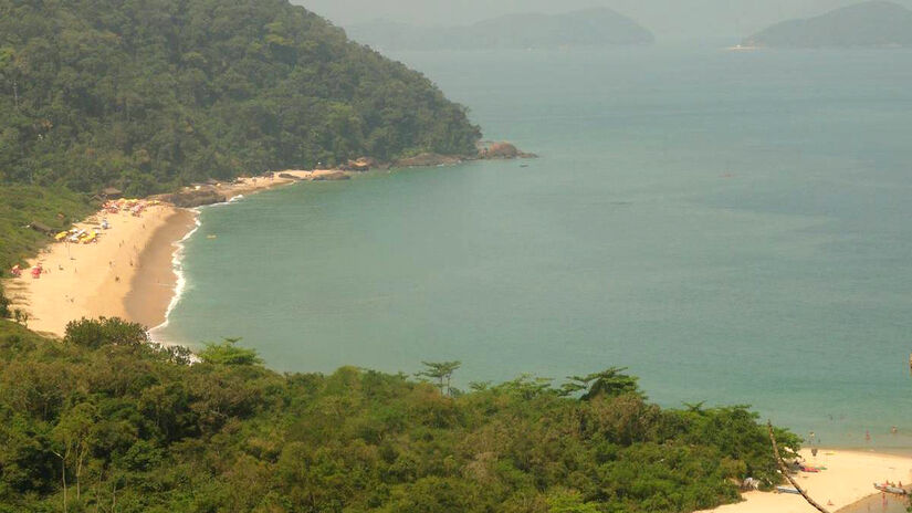 Praia de Prumirim é um dos lugares mais lindos em Ubatuba e um excelente passeio para quem curte a natureza.
Foto: Divulgação/PMU
