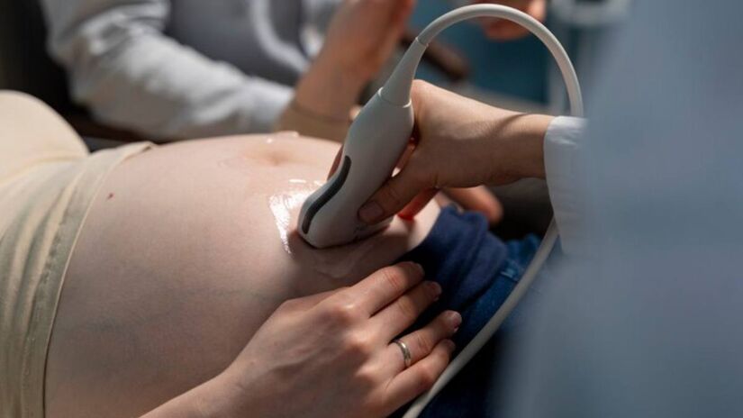 A pré-eclâmpsia é uma condição que afeta a pressão arterial da gestante. Sem o tratamento adequado, pode evoluir para eclampsia, colocando em risco a vida da mãe e do bebê.