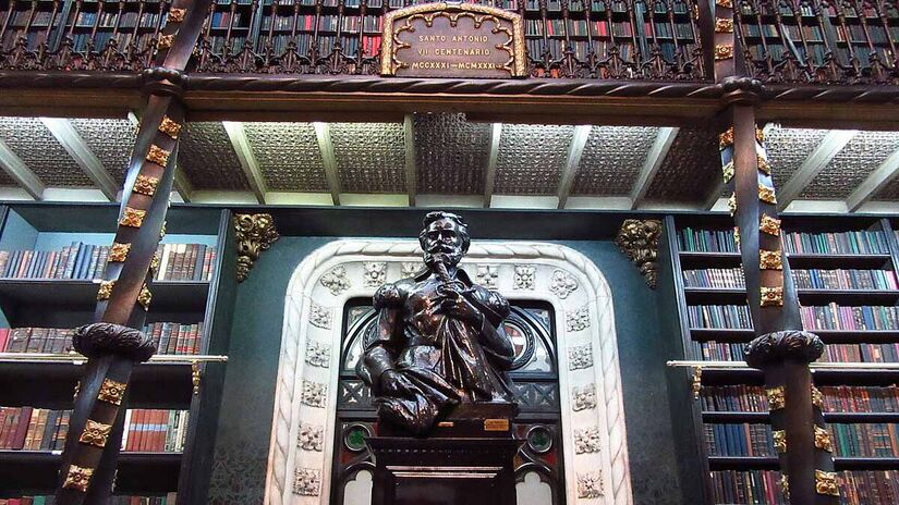 Um exemplo do estilo neomanuelino no prédio do Real Gabinete Português de leitura pode ser observado nas esculturas, como o busto de Pedro Álvares Cabral - Foto: Felipe Restrepo Acosta/Wikimedia Commons