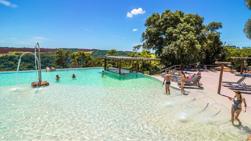 O Recanto das Cachoeiras oferece aos visitantes diversas opções de lazer aquático, incluindo três piscinas e três spas. Foto: Divulgação/Recanto das Cachoeiras