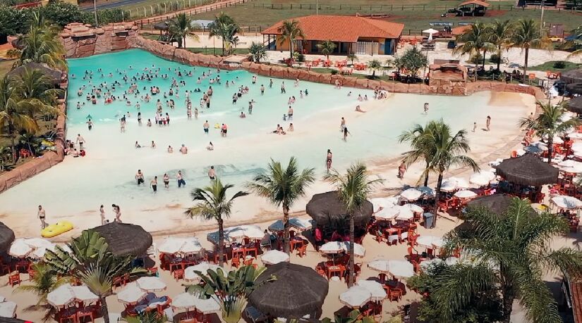 Com um parque aquático de águas termais, o resort oferece lazer ilimitado para todas as idades.  