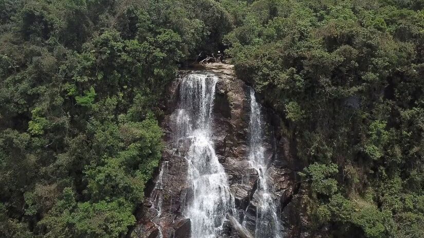 A Cachoeira do Rio Mimoso tem uma queda pequena e oferece uma vista única da Baía de Angra dos Reis. Além disso, também possui um poço de borda infinita - (Reprodução/Youtube/Brazilian Waterfalls - Paulo Carvalho)