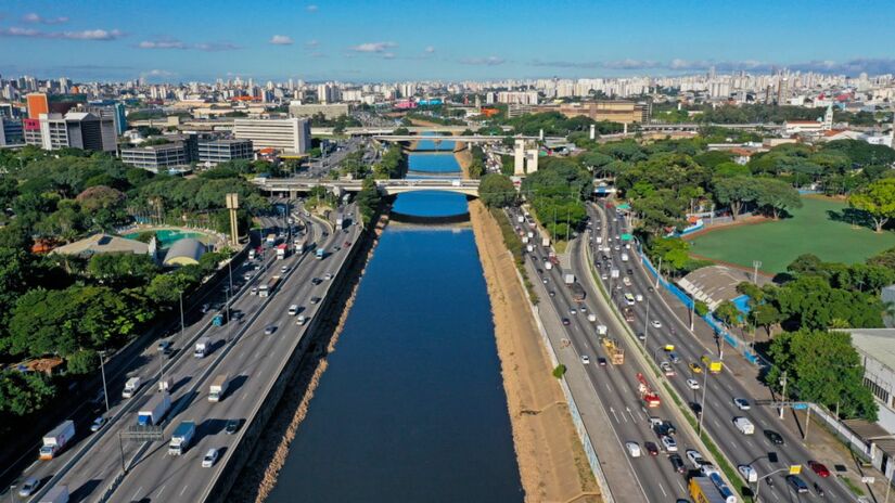 O Rio Tietê é um dos poucos rios brasileiros que seguem uma trajetória incomum. Enquanto a maioria dos rios deságua no mar, ele percorre o estado de São Paulo no sentido oposto, para o interior. Foto: Divulgação/Semil