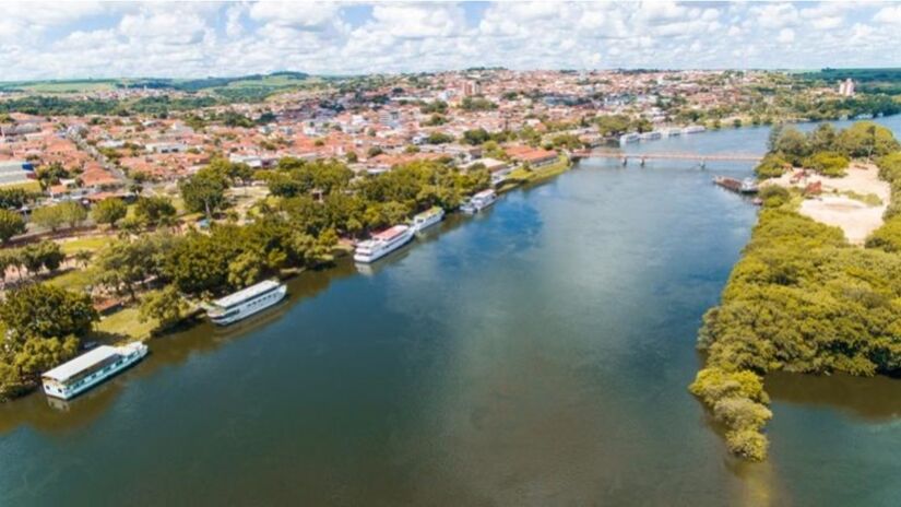 Além disso, o Tietê se torna navegável e é utilizado para a geração de energia em diversas barragens espalhadas pelo estado. Foto: Divulgação/Prefeitura de Barra Bonita