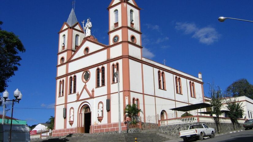 A Igreja Matriz de São José, inaugurada em 1911, mantém sua arquitetura original e pinturas internas, sendo um dos cartões-postais do município. Foto: Wikimedia Commons