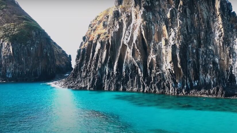 Para chegar à Ilha do Campeche, é necessário pegar um barco a partir de Florianópolis. Compre seu ingresso com antecedência. (Na foto, a Praia do Sancho, reconhecida como a mais bonita do mundo)