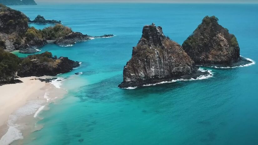 O Brasil tem destinos paradisíacos que estão mais perto do que você imagina. Prepare-se para praias deslumbrantes! (Na foto, a Praia do Sancho, reconhecida como a mais bonita do mundo)