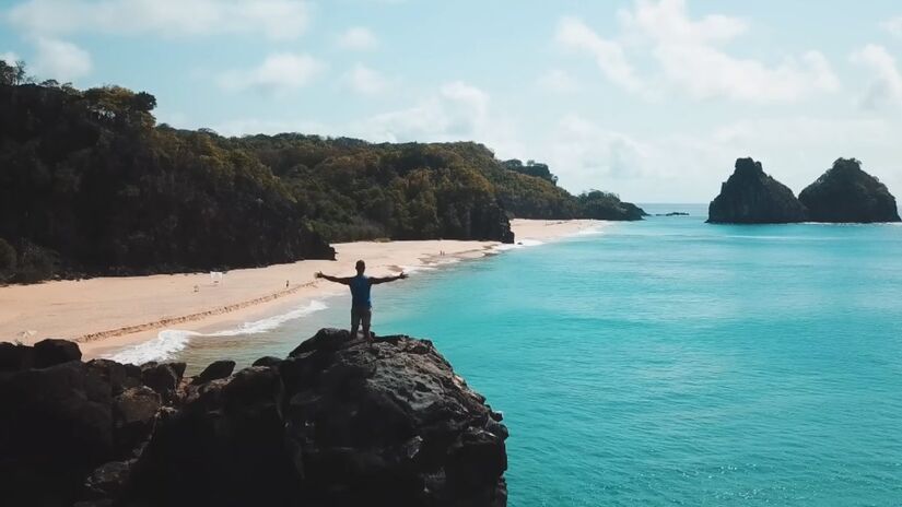 Vamos te mostrar 5 praias brasileiras que parecem o Caribe. Prepare-se para uma viagem inesquecível! (Na foto, a Praia do Sancho, reconhecida como a mais bonita do mundo)