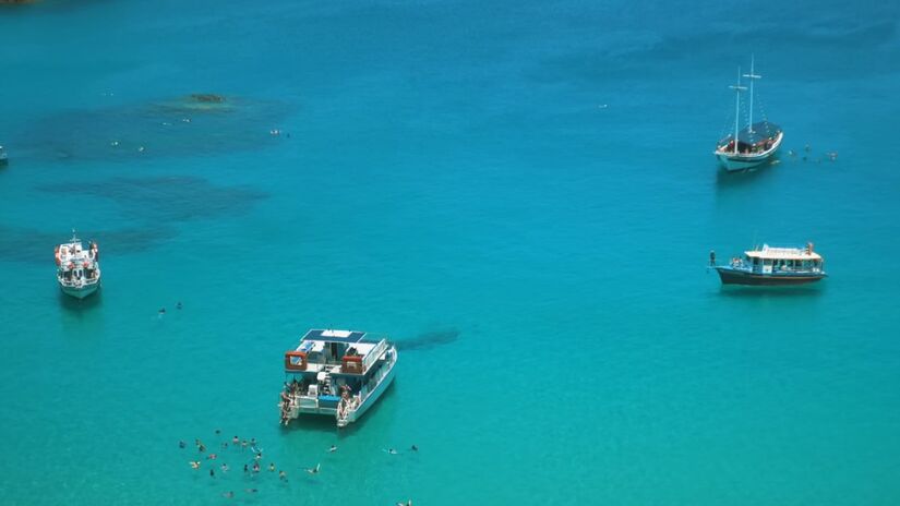 As Galés de Maragogi impressionam com águas cristalinas e peixes coloridos. O passeio de lancha é uma experiência única. (Na foto, a Praia do Sancho, reconhecida como a mais bonita do mundo)