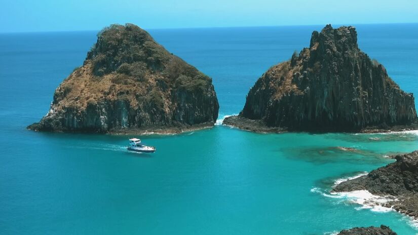 A Praia de Antunes, em Maragogi, tem areia fina e coqueiros, completando um cenário paradisíaco. (Na foto, a Praia do Sancho, reconhecida como a mais bonita do mundo)