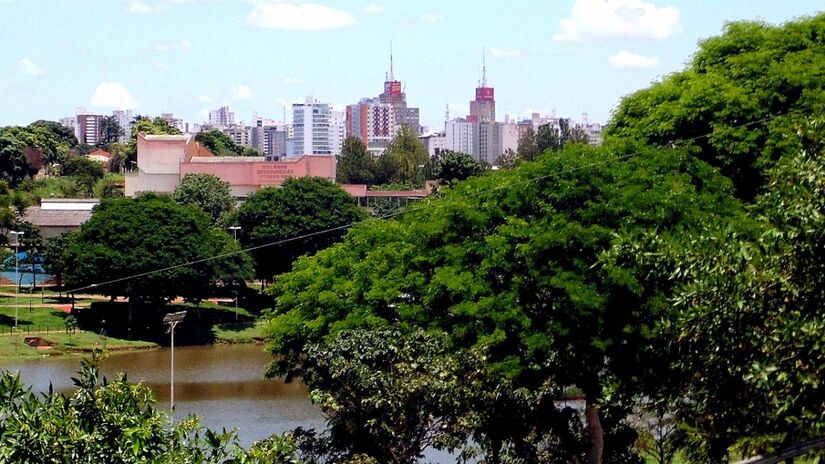 A cidade também é reconhecida por sua gestão ambiental, recebendo o Prêmio Município Verde Azul por seu compromisso com a sustentabilidade. Foto: Wikimedia Commons