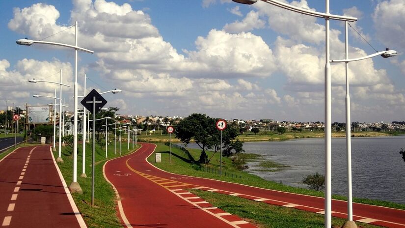 A cidade é estratégica, sendo cortada por importantes rodovias, como a Transbrasiliana (BR-153), Washington Luís e Assis Chateaubriand, tornando-se um crucial entroncamento rodoviário. Foto: Wikimedia Commons