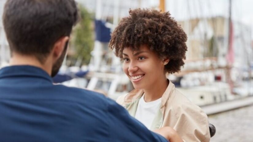 O casamento tradicional perde espaço entre os jovens. A agamia surge como resposta, com relacionamentos sem compromisso legal.