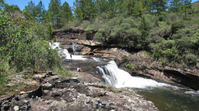 Cachoeira do Sobradinho (Véu da Noiva): Com aproximadamente 40 metros de altura, forma uma piscina natural de água cristalina e esverdeada. Foto: Divulgação/Prefeitura de Sengés