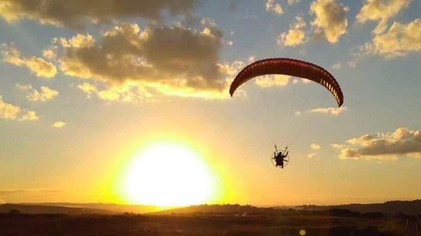 Para quem curte adrenalina, a cidade também oferece um voo de parapente. Foto: Divulgação/Prefeitura de Sengés