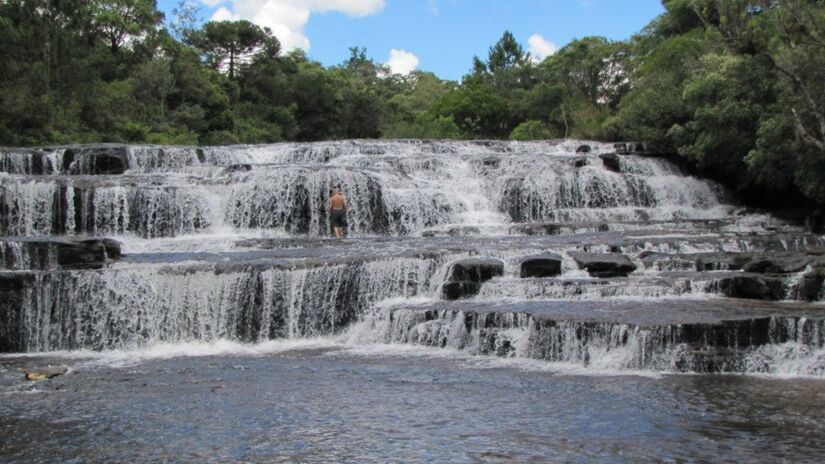 A cachoeira dos veadinhos faz parte da Trilha das Cachoeiras de Sengés, PR, e é uma das mais apreciadas para banhos refrescantes, além de ser muito bonita e possuir diversos poços possíveis de nadar. Foto: Divulgação/Prefeitura de Sengés