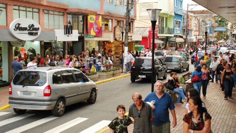 Durante a alta temporada, as ruas centrais se enchem de turistas em busca desses itens exclusivos. Foto: Divulgação/Prefeitura de Serra Negra