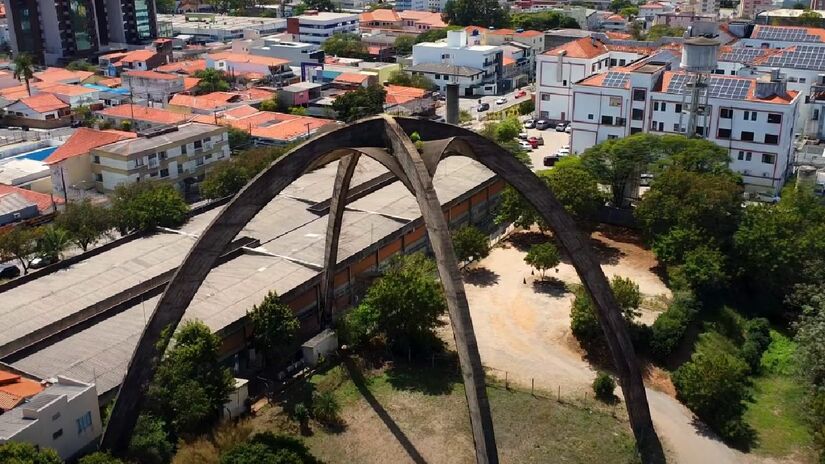 A Capela de Nossa Senhora Aparecida, no bairro Aparecidinha, foi construída em 1785. É a segunda capela do Brasil dedicada à santa e um local de importância histórica e religiosa. (fotos: Reprodução/Youtube/Canal GVT)