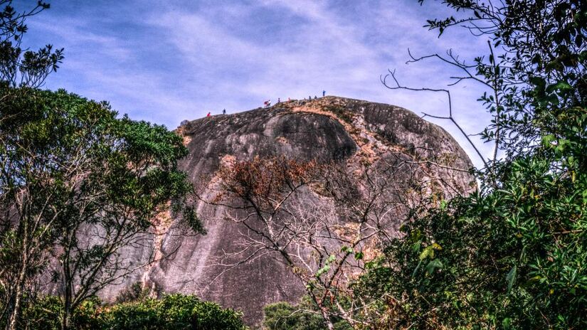 Com as regiões montanhosas, o município oferece trilhas cênicas como a Pedra Redonda, a Pedra Partida e o Chapéu do Bispo, todas proporcionando vistas panorâmicas espetaculares. Foto: Wikimedia Commons