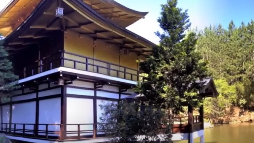 Templo Kinkaku-ji do Brasil: Inspirado no famoso templo de Kyoto, o Templo Kinkaku-ji foi fundado em 1976. O templo realiza anualmente o Festival das Lanternas, que celebra a amizade entre Brasil e Japão. O espaço possui um lago deslumbrante povoado por carpas coloridas - (Reprodução/YouTube)