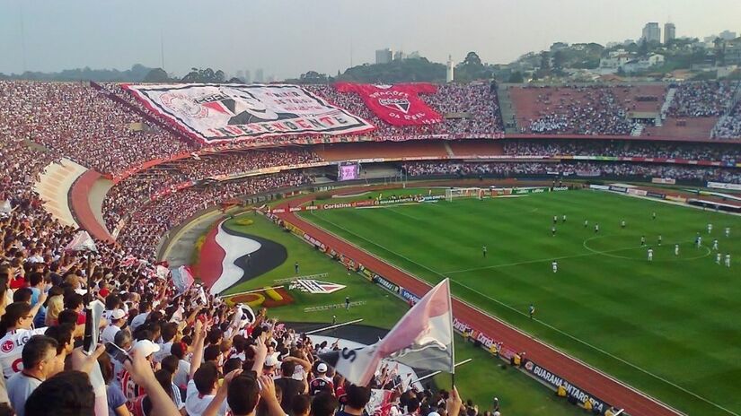 Hoje, o Morumbis segue como um dos principais templos do futebol brasileiro e um ícone arquitetônico, tombado pelo patrimônio histórico de São Paulo em 2018. Foto: Wikimedia Commons