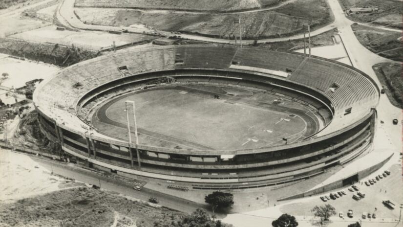 O estádio foi inaugurado parcialmente em 2 de outubro de 1960, com uma vitória do São Paulo sobre o Sporting Clube de Portugal por 1 a 0, gol de Peixinho, originando a expressão "gol de peixinho". Foto: Wikimedia Commons