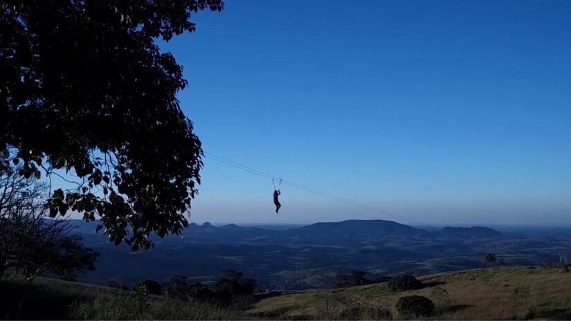 A tirolesa em frente do Gigante Adormecido passa por paisagens surreais